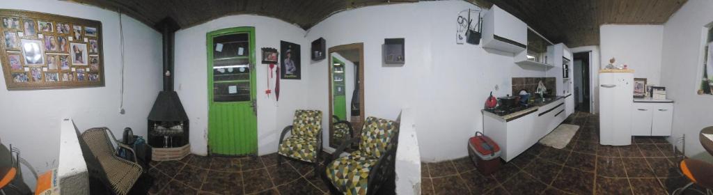 una cocina con una máquina expendedora verde y sillas en Cantinho dos Gama, en São Gabriel