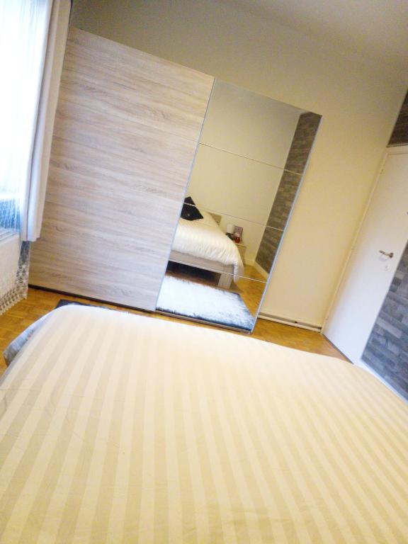 Postel nebo postele na pokoji v ubytování Room For Rent in Antwerpen
