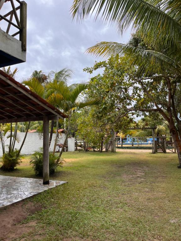 a park with palm trees and a body of water at Kitnet Elles in Marau
