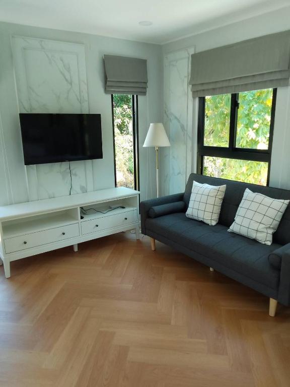 TV a/nebo společenská místnost v ubytování Little Sweet Home