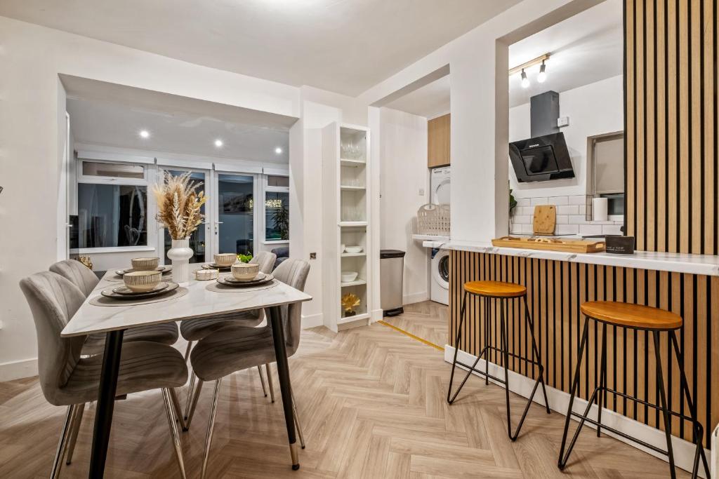 a kitchen and dining room with a table and chairs at Luxury Cozy 2 bed house hot tub family friendly business traveler family of 4 - 6 with parking close to Birmingham city centre , M6 , Aston univerity , Great Barr Birmingham in Birmingham
