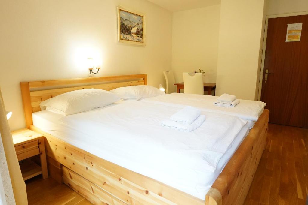 Postel nebo postele na pokoji v ubytování Sobe in apartmaji Pri Ukcu Bohinj