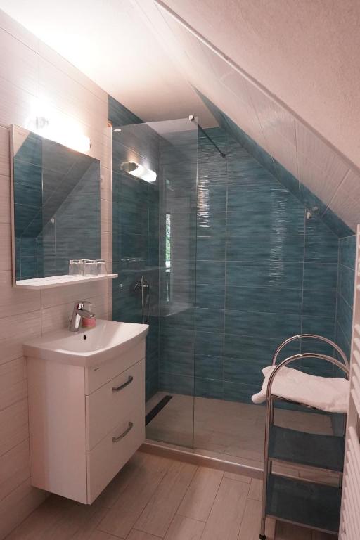 Koupelna v ubytování Sobe in apartmaji Pri Ukcu Bohinj