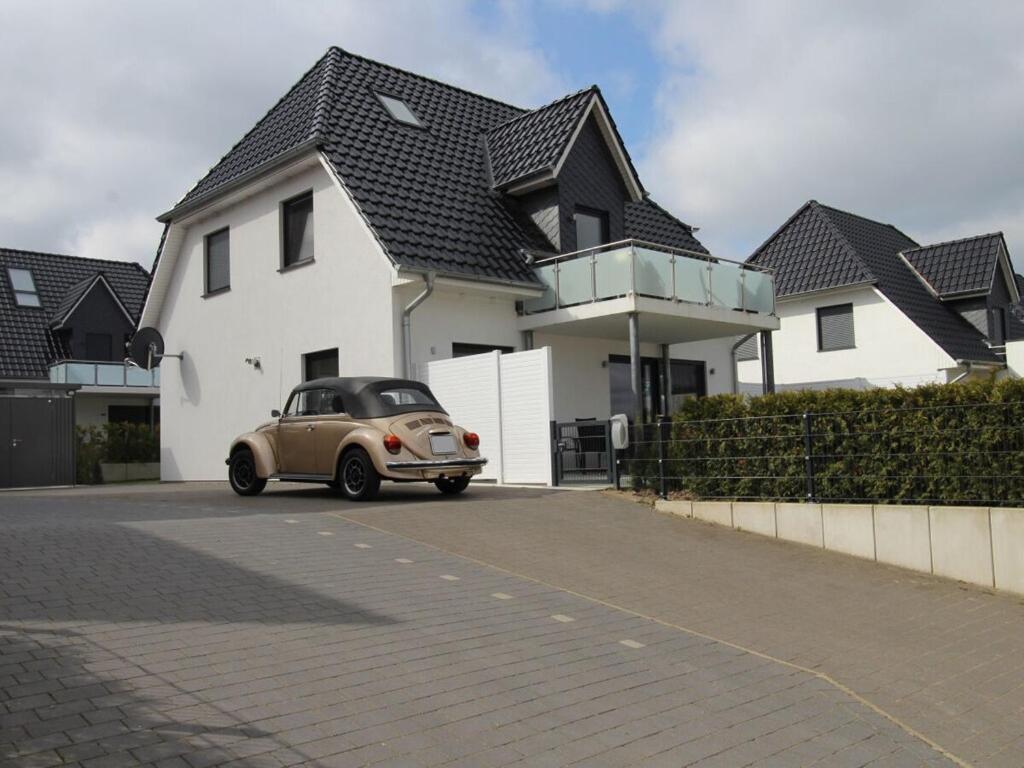 una piccola auto parcheggiata di fronte a una casa di Haus Seeblick Modern retreat a Göhren-Lebbin