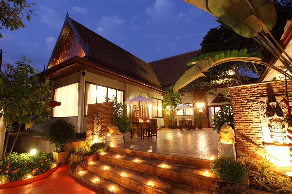 dom z patio z oświetleniem przed nim w obiekcie Ruen Ariya Resort w mieście Mae Rim
