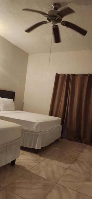 Ліжко або ліжка в номері Swabys Hope Hideaway