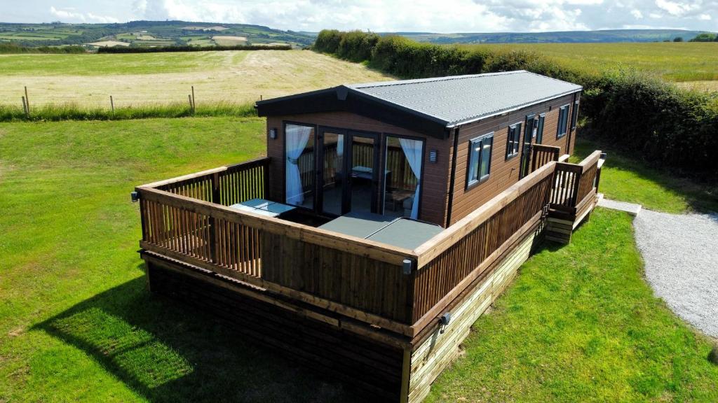 a small house sitting on top of a grass field at Aspen Lodge in Whitby