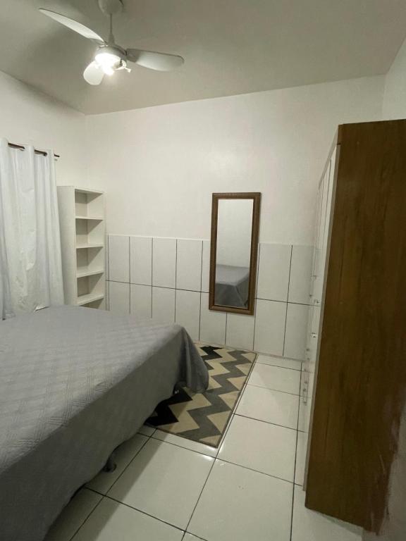 En eller flere senge i et værelse på Ótimo apartamento