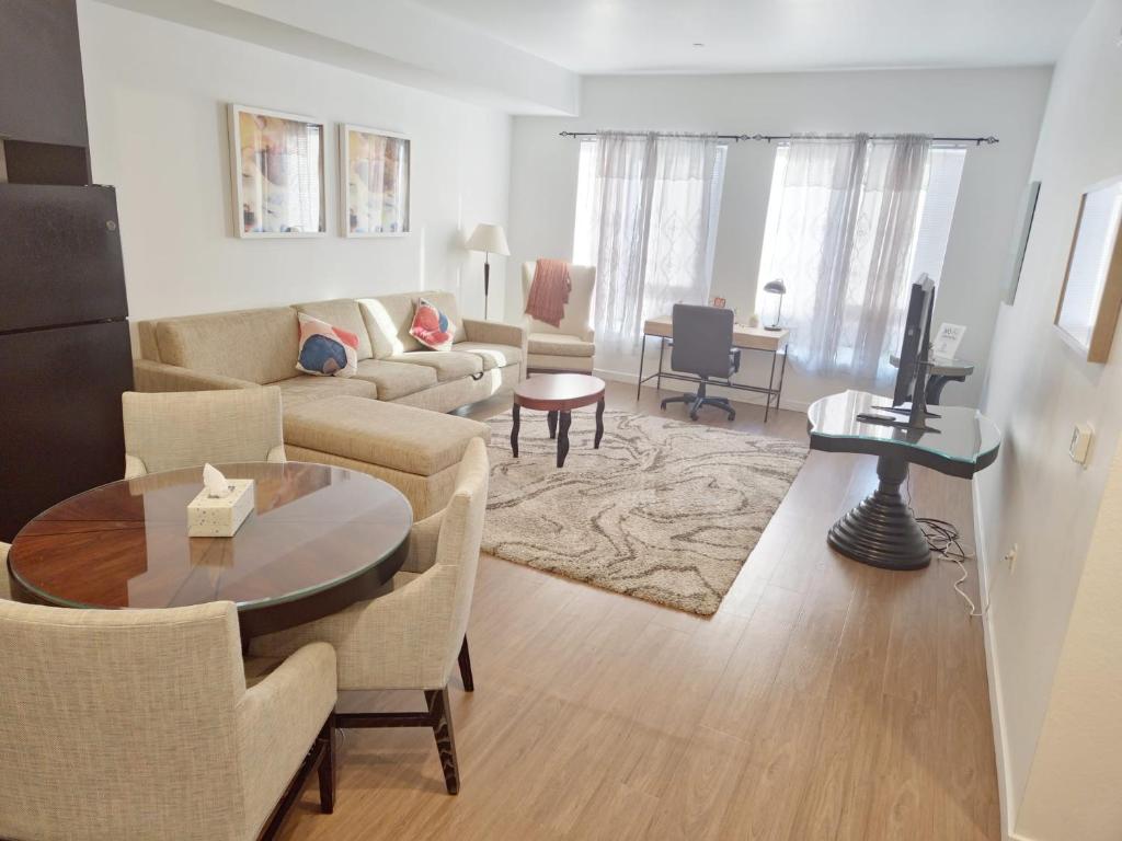 Ruang duduk di Stylish Urban Escape in Downtown Los Angeles