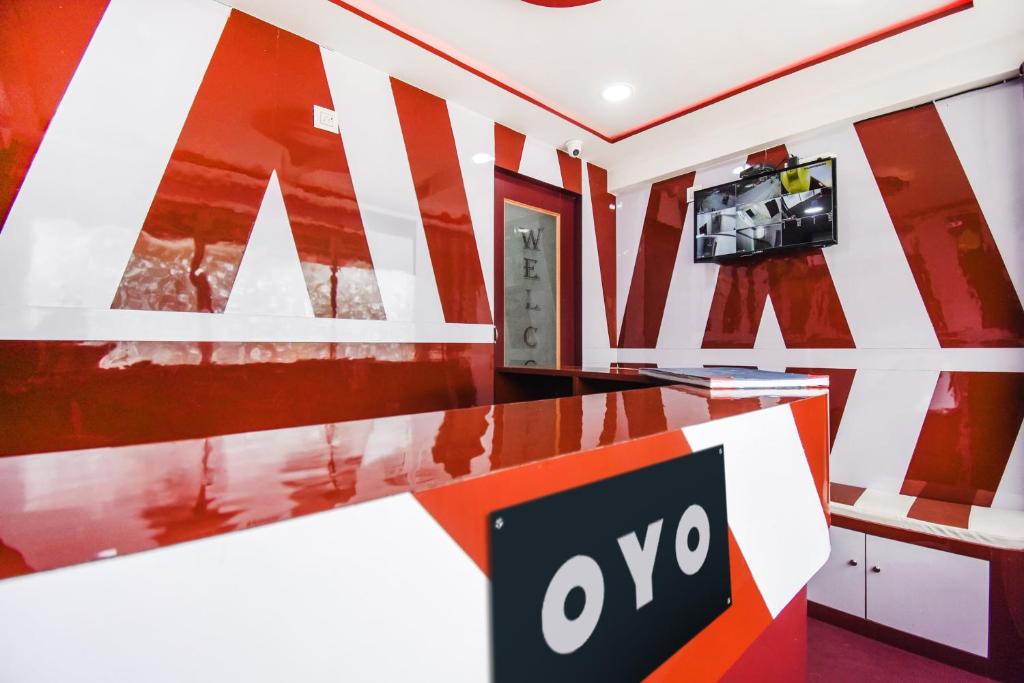 TV a/nebo společenská místnost v ubytování Super Hotel O Red Stone Near Netaji Subhash Chandra Bose International Airport