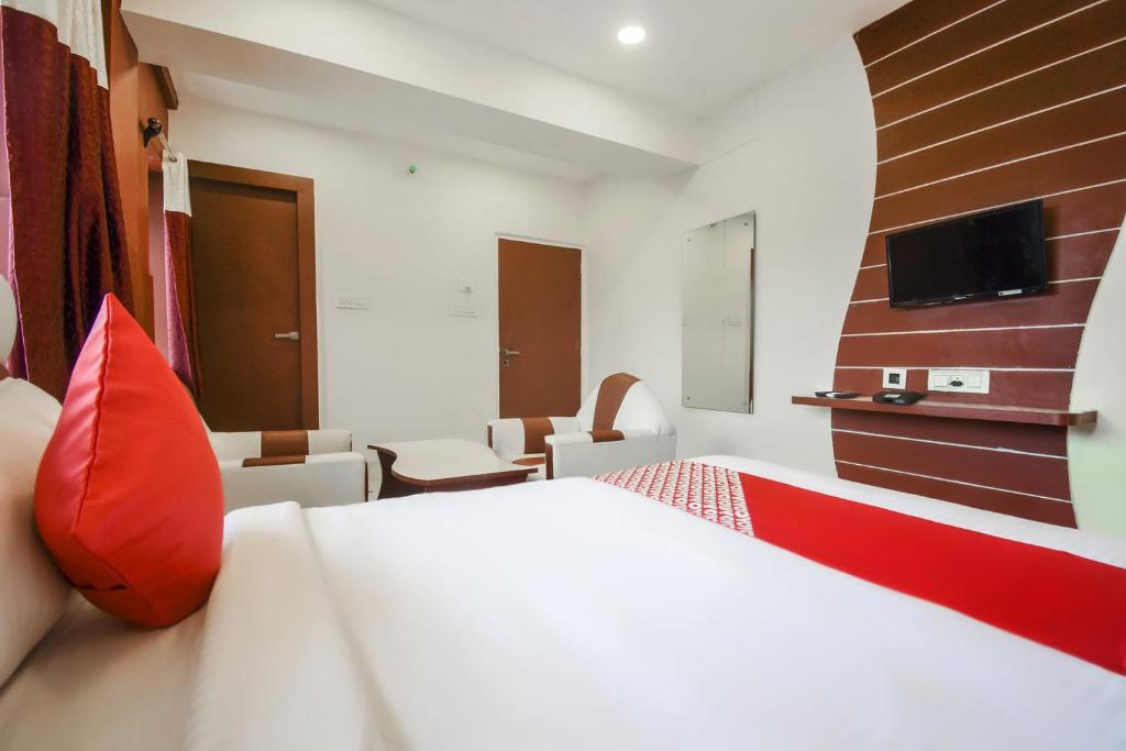 TV a/nebo společenská místnost v ubytování Super Hotel O Red Stone Near Netaji Subhash Chandra Bose International Airport