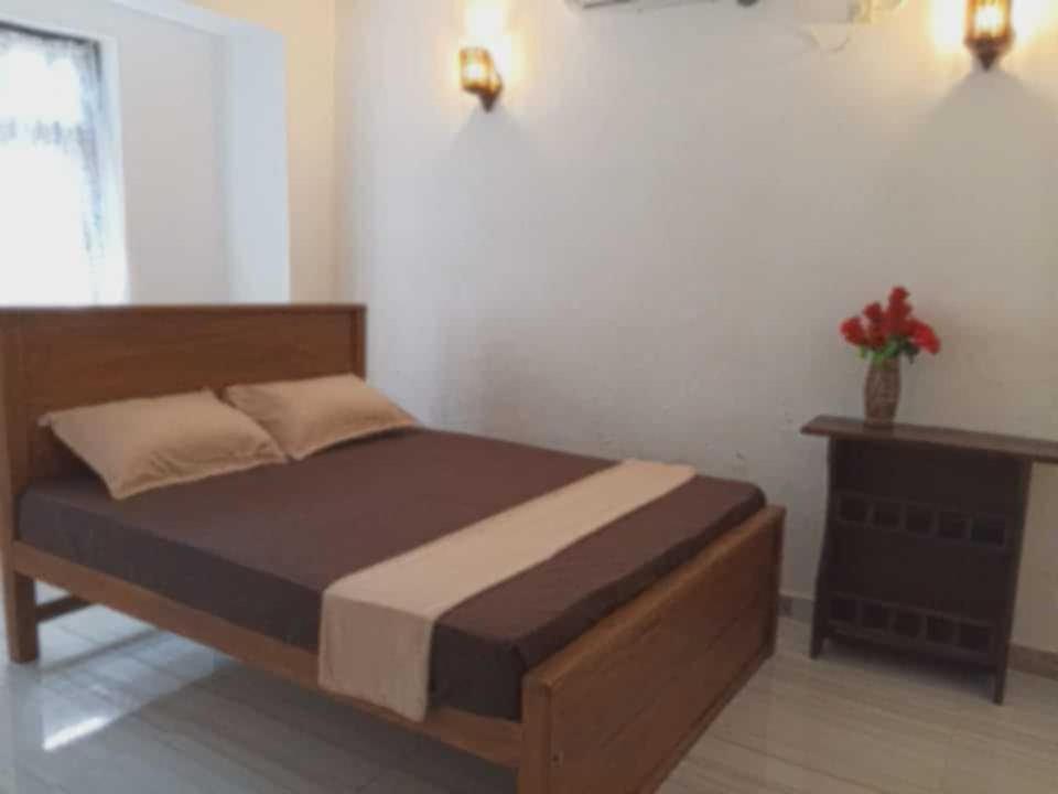 Un dormitorio con una cama grande y una mesa. en Piya House, en Weligama