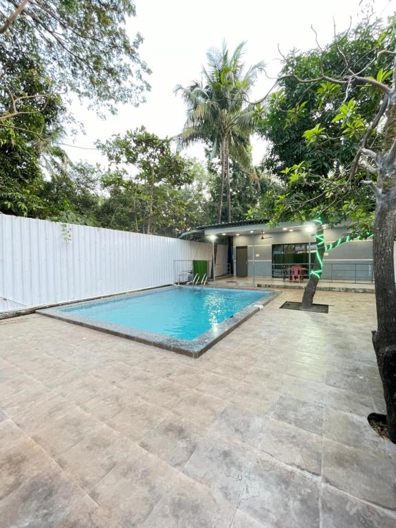 uma piscina no quintal de uma casa em Heritage Villa em Thane