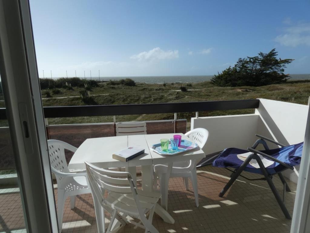 une table et des chaises sur un balcon avec vue sur l'océan dans l'établissement Appartement T2 à Notre-Dame-de-Monts, balcon, parking, accès plage - FR-1-540-191, à Notre-Dame-de-Monts