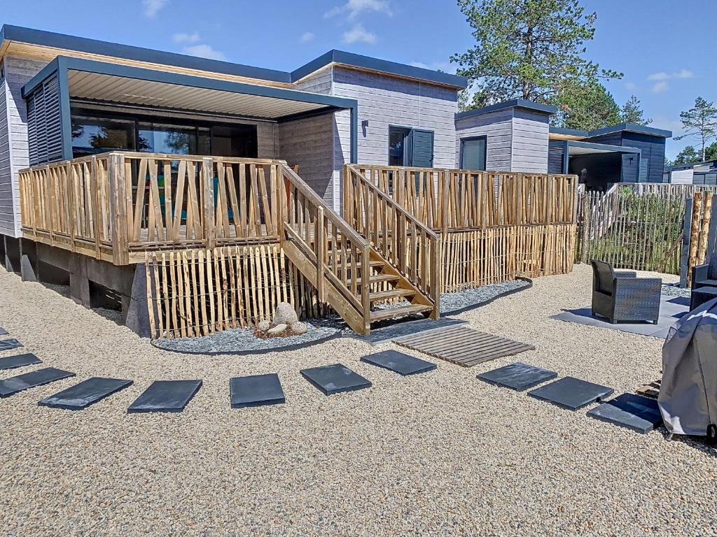 Photo de la galerie de l'établissement Chalet Standing 4 Pers. avec Piscine Chauffée, Proche Plage, Wifi Inclus - FR-1-361-514, à Jullouville