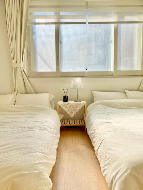 Postel nebo postele na pokoji v ubytování Slow Stay, #SK Hynix#5 minutes to Chungnam National University#10 minutes to Terminal#Hotel Bedding
