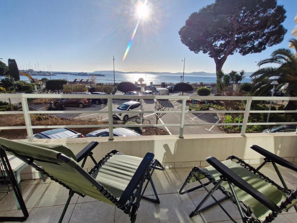 - deux chaises longues assises sur un balcon dans l'établissement Appartement 2 pièces climatisé centre Sainte-Maxime avec parking et balcon - FR-1-780-70, à Sainte-Maxime