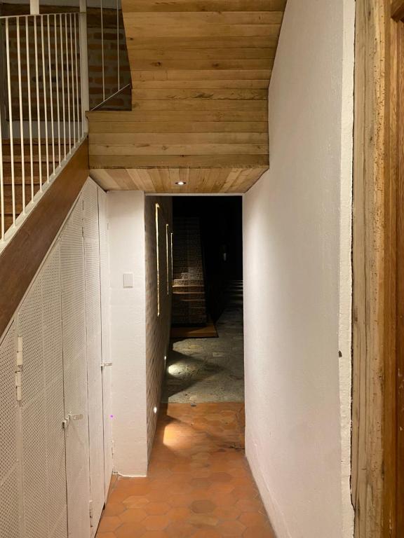 un pasillo vacío con techo de madera y escaleras en Comfy Loft Centro Histórico, en Cuenca