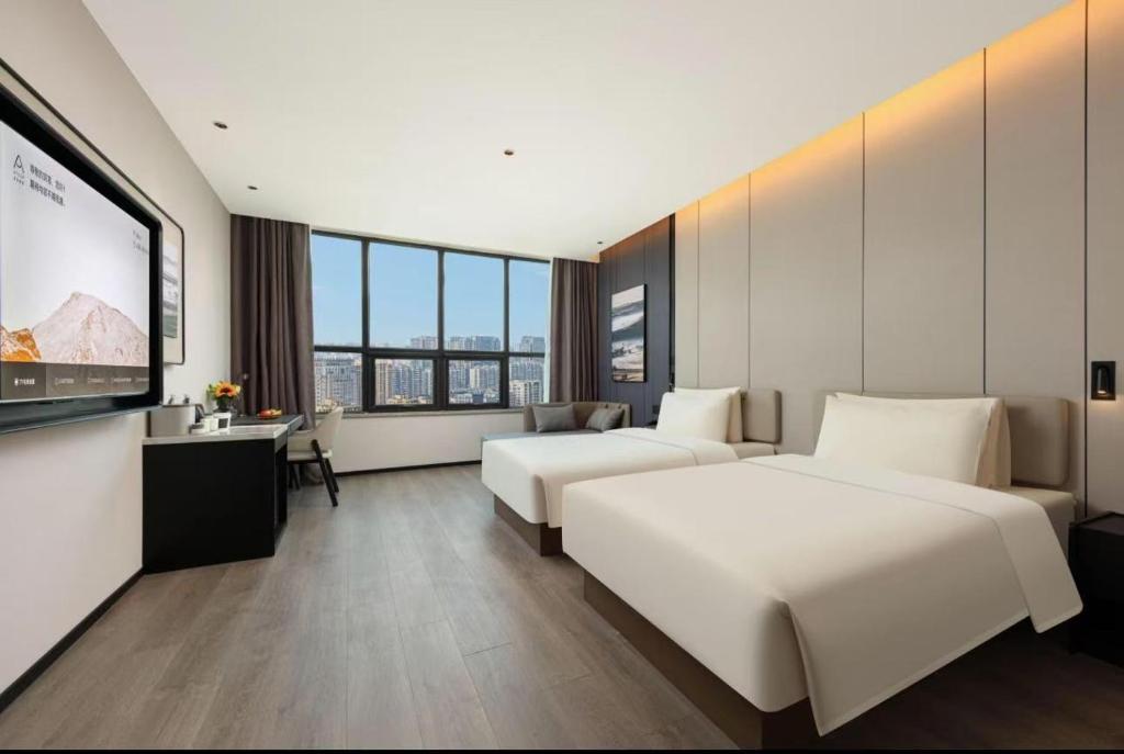 Cama ou camas em um quarto em Atour Hotel Wuxi National Software Park Airport Road