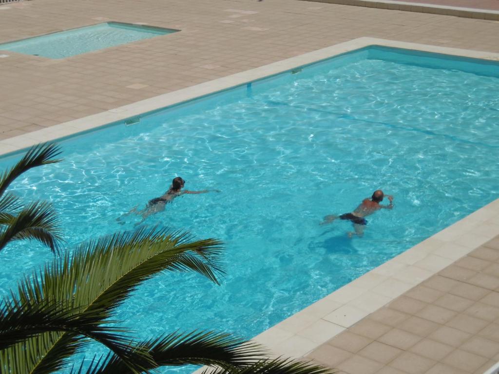 - une grande piscine pour 2 personnes dans l'établissement T2 RDC avec Terrasse, Piscine & Parking - Proche Vieux Village de Gruissan - FR-1-796-20, à Gruissan