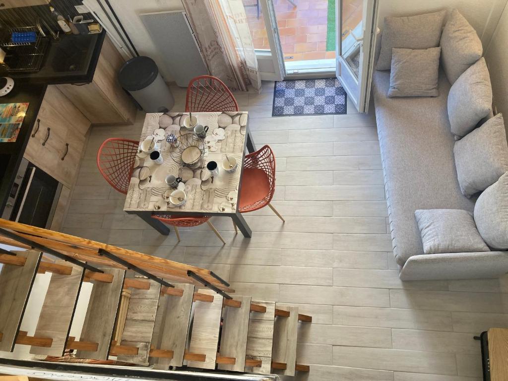 une vue aérienne d'un salon avec une table et des chaises dans l'établissement Gruissan: T2 Mezzanine 6 pers, proche plage, parking privé - FR-1-796-35, à Gruissan