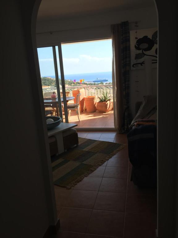 - un salon avec vue sur le patio dans l'établissement Deux pièces , grande terrasse vue mer corse, à LʼÎle-Rousse