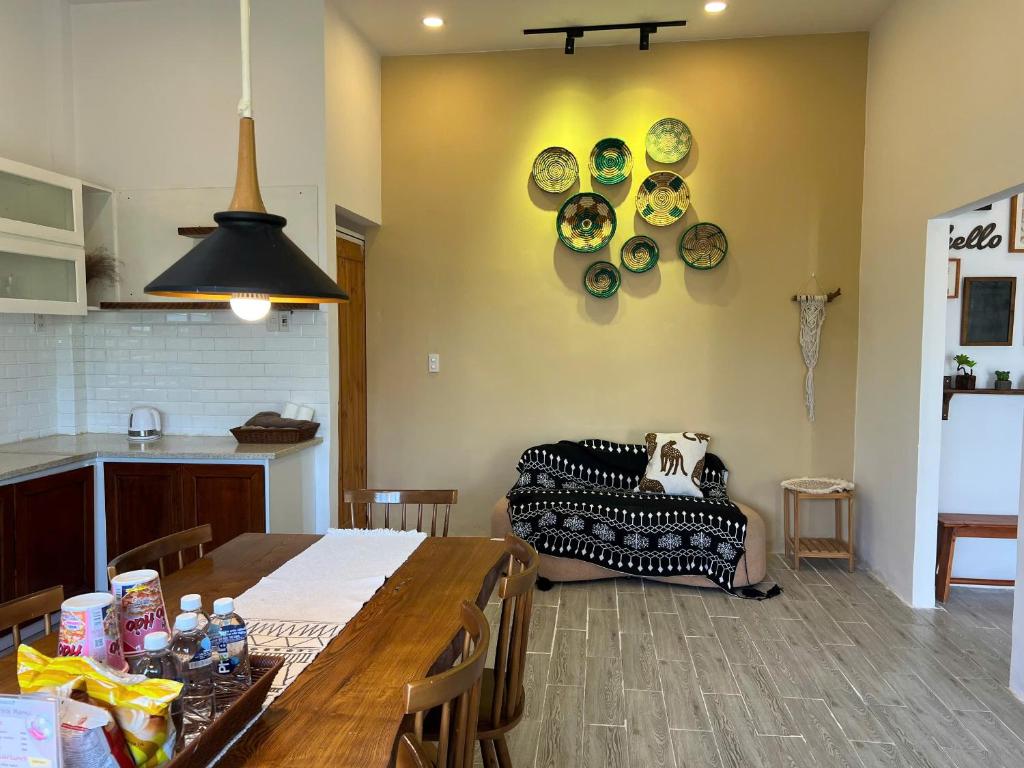 Khu vực ghế ngồi tại Chon's Dock Homestay &amp; House Lease