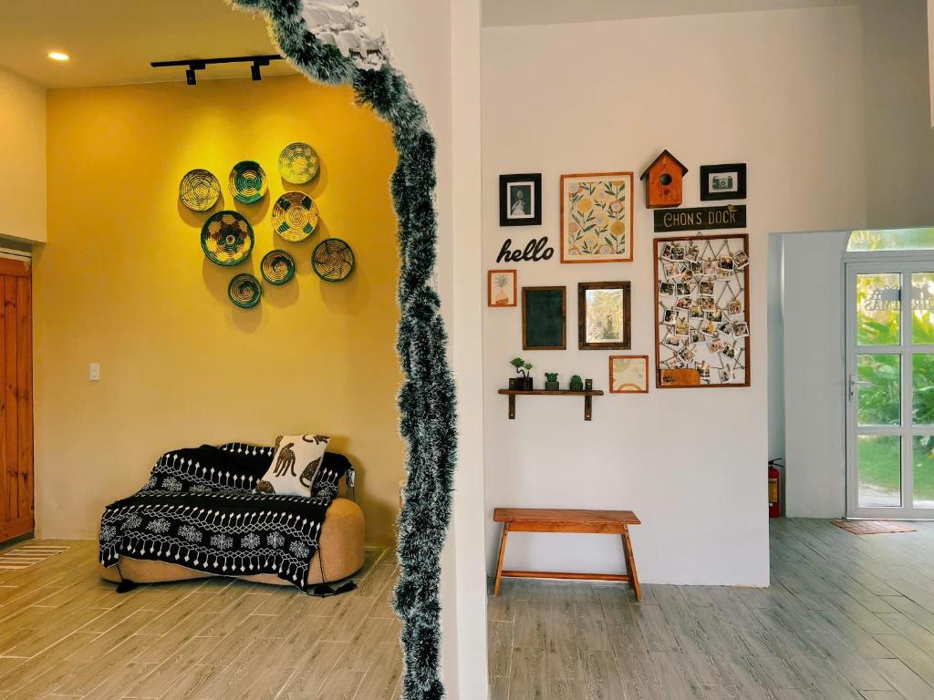 Khu vực ghế ngồi tại Chon's Dock Homestay &amp; House Lease