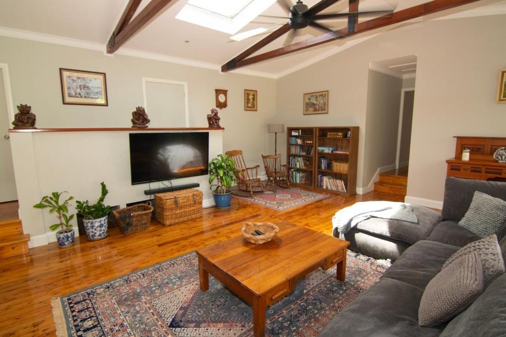 un salon avec un canapé et une table basse dans l'établissement Church House - Warimoo large living and games room, à Warrimoo