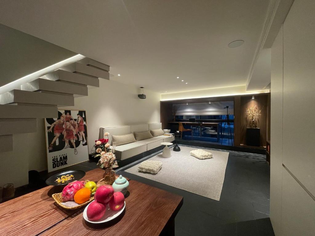 a living room with a table with fruit on it at Lucky Jili in Chengdu