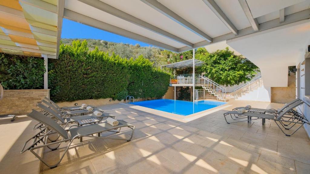 Bazén v ubytování Kalkan 5 Bedroom Villa - 1092 nebo v jeho okolí