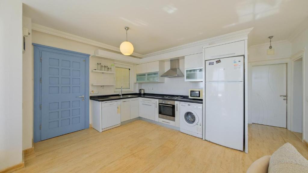 Kuchyň nebo kuchyňský kout v ubytování Kalkan 5 Bedroom Villa - 1092