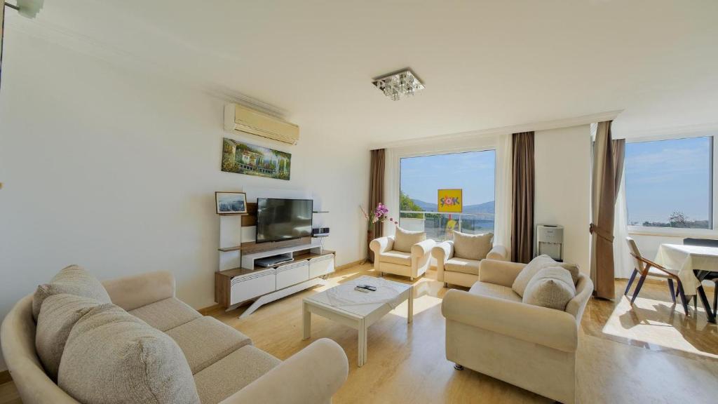 TV a/nebo společenská místnost v ubytování Kalkan 5 Bedroom Villa - 1092