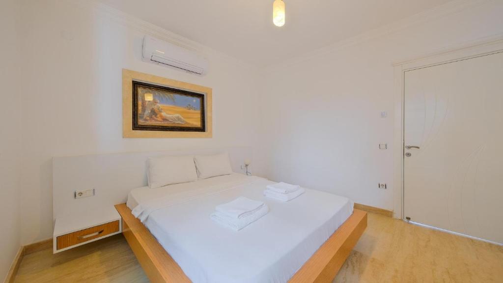 Postel nebo postele na pokoji v ubytování Kalkan 5 Bedroom Villa - 1092
