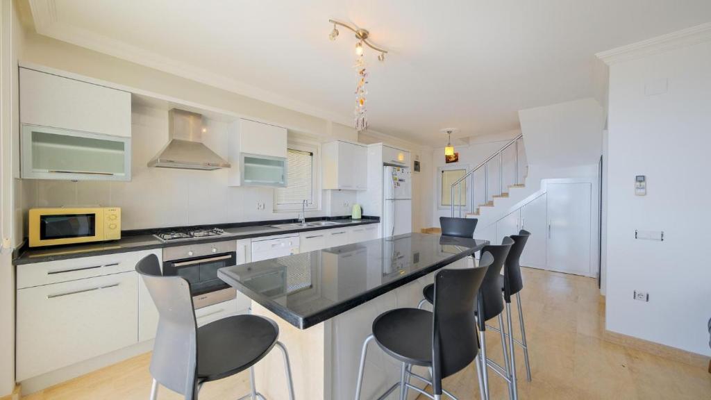 Kuchyň nebo kuchyňský kout v ubytování Kalkan 5 Bedroom Villa - 1092