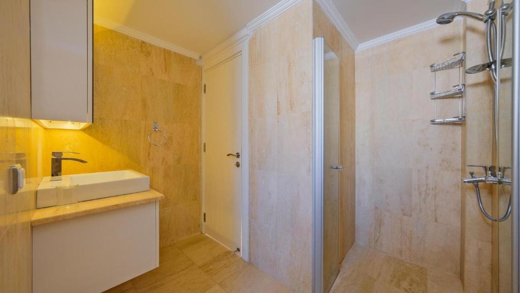 Koupelna v ubytování Kalkan 5 Bedroom Villa - 1092