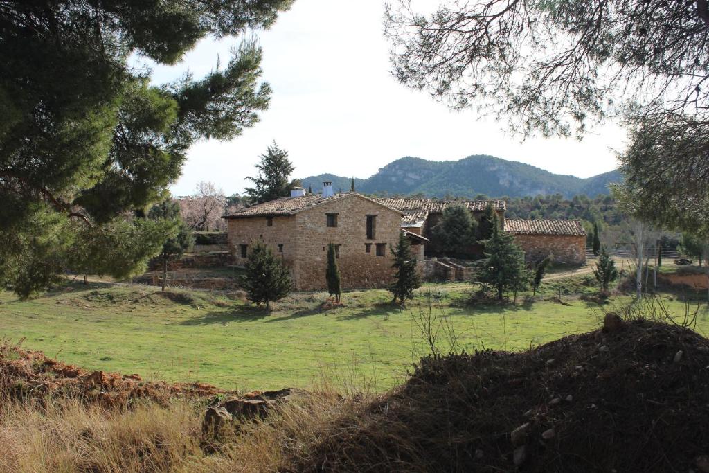 una casa vieja en medio de un campo en Mas de Nofre en Peñarroya de Tastavins