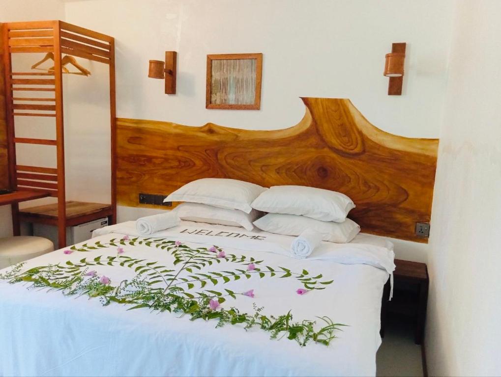 Postel nebo postele na pokoji v ubytování The Turtle Hive Maldives - Velaa Vani Dhiffushi
