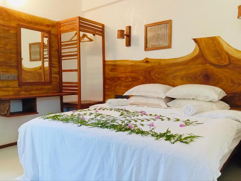 Postel nebo postele na pokoji v ubytování The Turtle Hive Maldives - Velaa Vani Dhiffushi