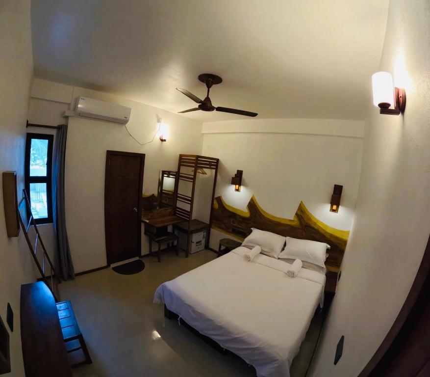 Postel nebo postele na pokoji v ubytování The Turtle Hive Maldives - Velaa Vani Dhiffushi