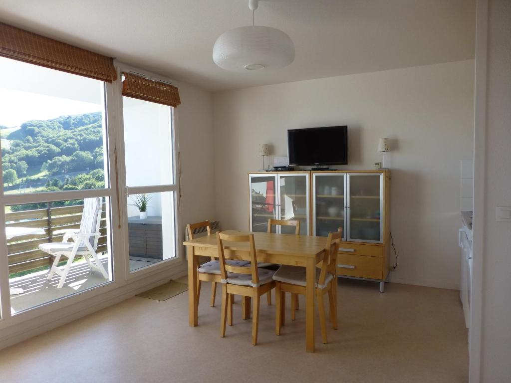 TV a/nebo společenská místnost v ubytování Appartement 6 pers, Wi-Fi, proche pistes ski, garage privé, vue lac et montagnes - FR-1-814-24