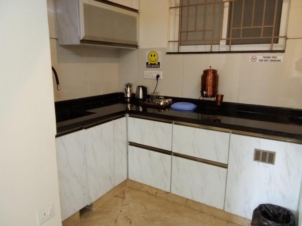 Kuchyň nebo kuchyňský kout v ubytování Kamadhenu Residency Homestay & Service Apartment Coorg Madikeri