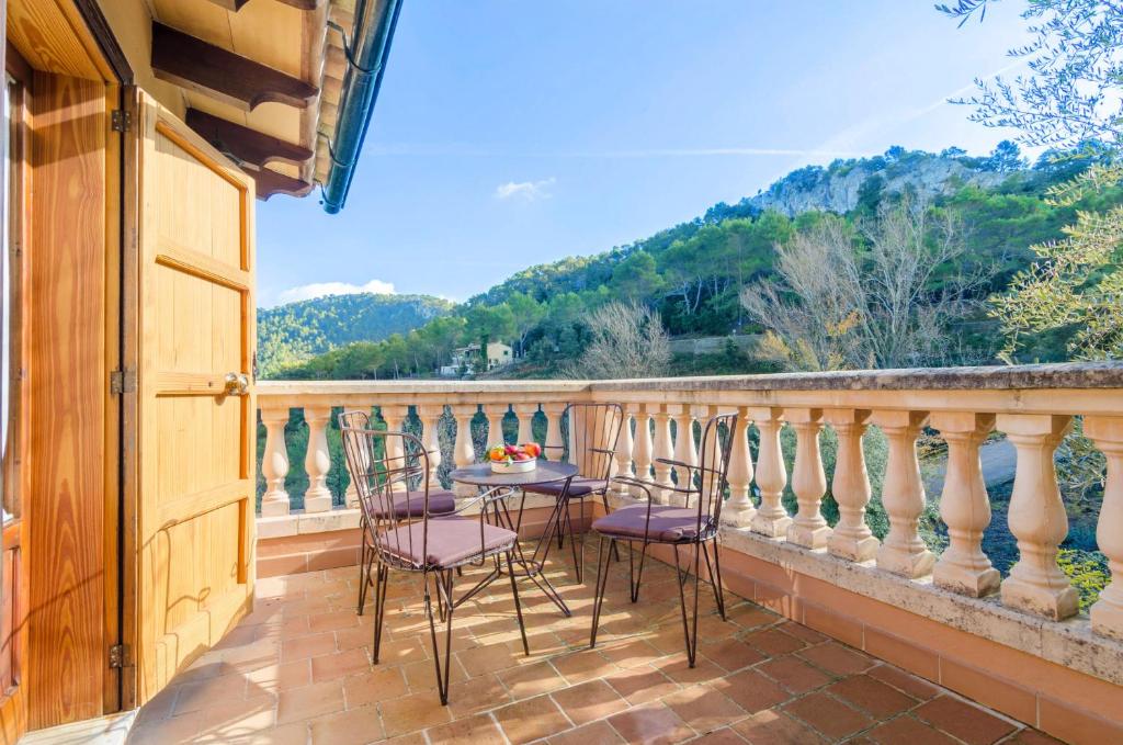 d'un balcon avec des chaises et une table offrant une vue. dans l'établissement Es Vint I Nou, à Lluc