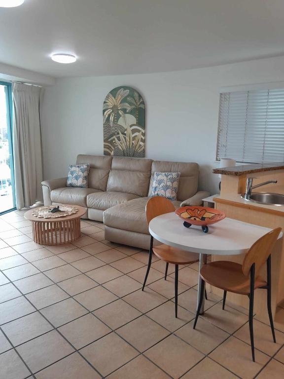 Posezení v ubytování Grand Palais Boolarong Beachside Apartments
