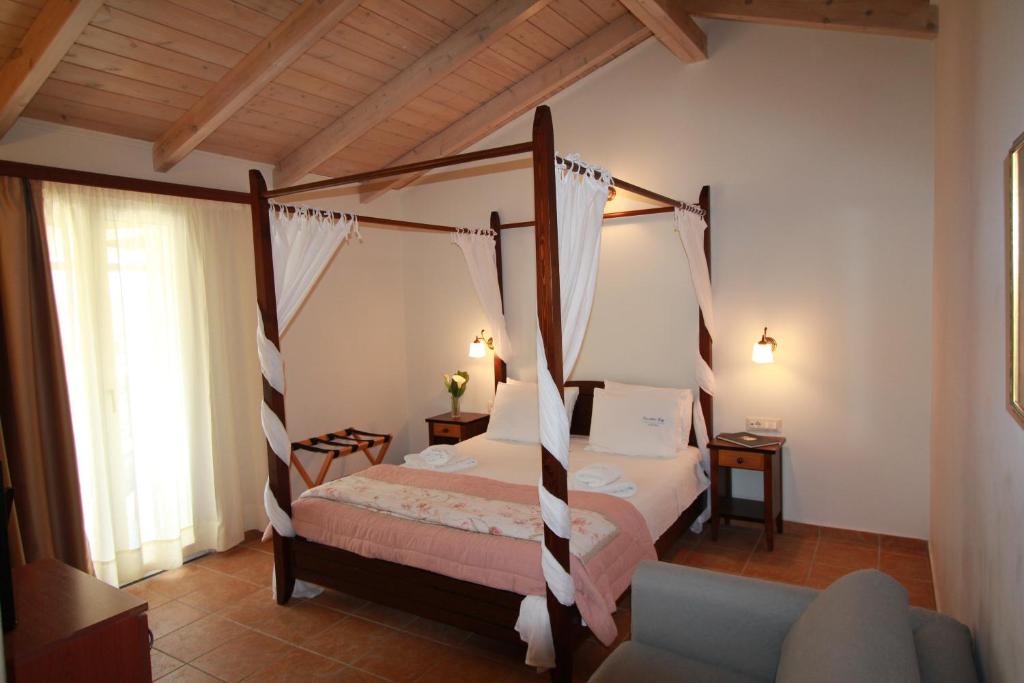 Postel nebo postele na pokoji v ubytování Vassiliki Bay Hotel
