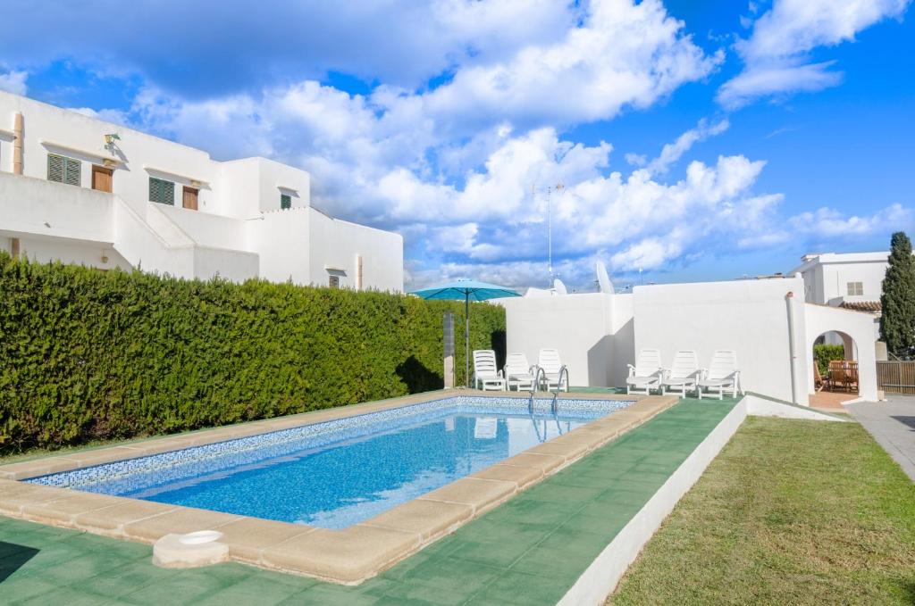 una piscina en el patio trasero de una villa en Casa Fiol, en Cala d´Or