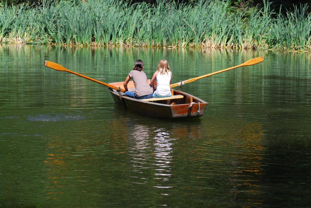 Výhled na řeku, která protéká v blízkosti farmy