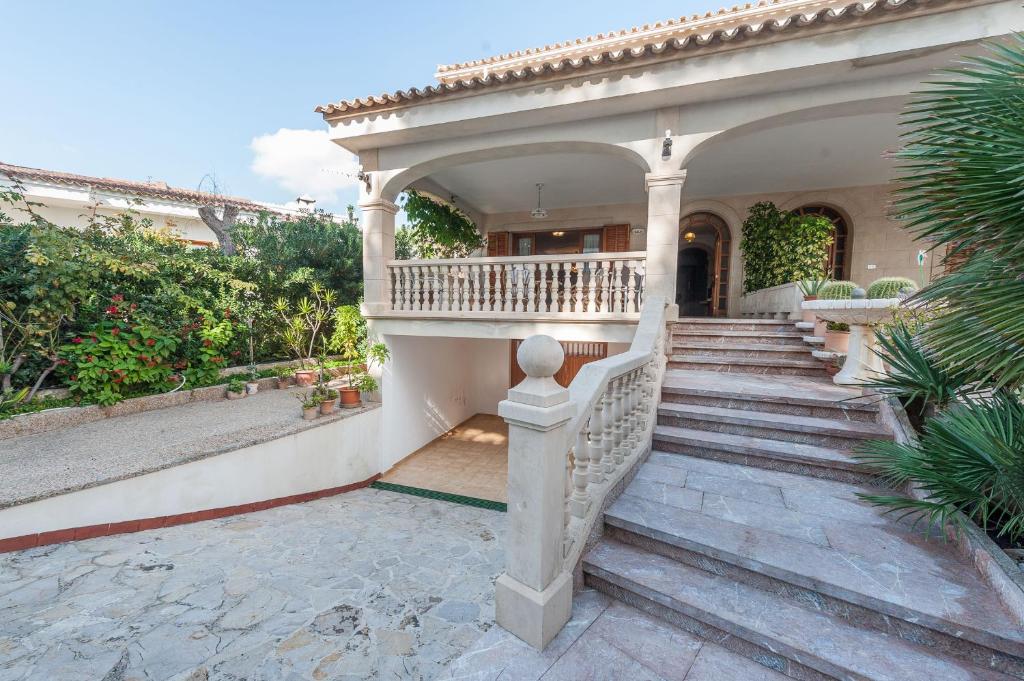 una casa con una escalera que conduce a un edificio en Villa Vallespir, en Puerto de Alcudia