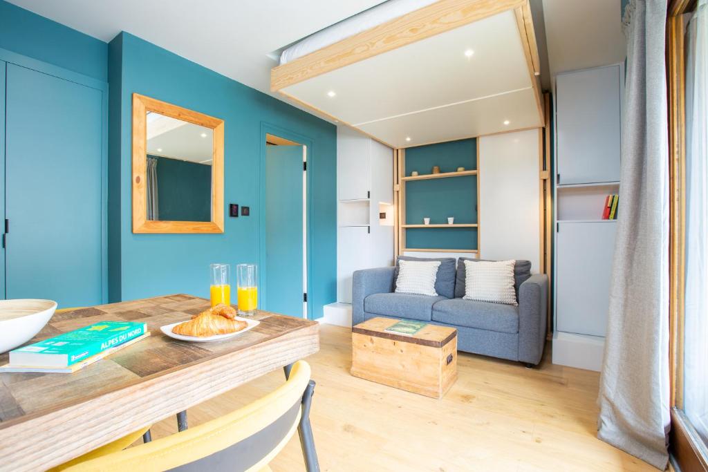 un salon avec une table et un canapé dans l'établissement Contemporary studio in the heart of Morzine, à Morzine