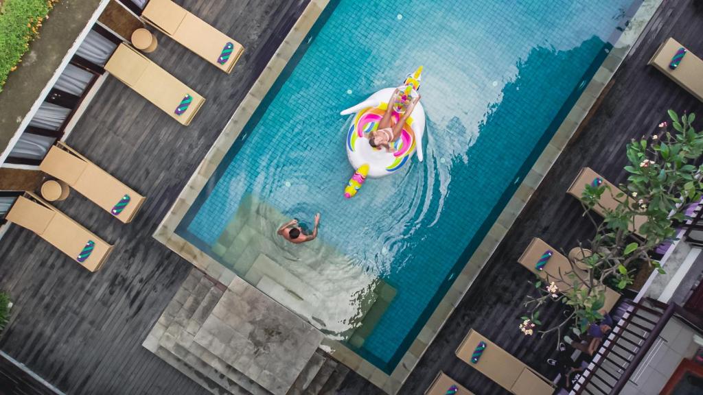 Bazén v ubytování The Kirana Canggu Hotel nebo v jeho okolí